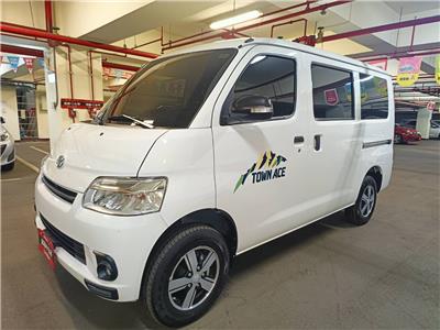 TOWN ACE VAN 5人