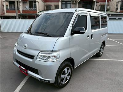 TOWN ACE VAN 5人